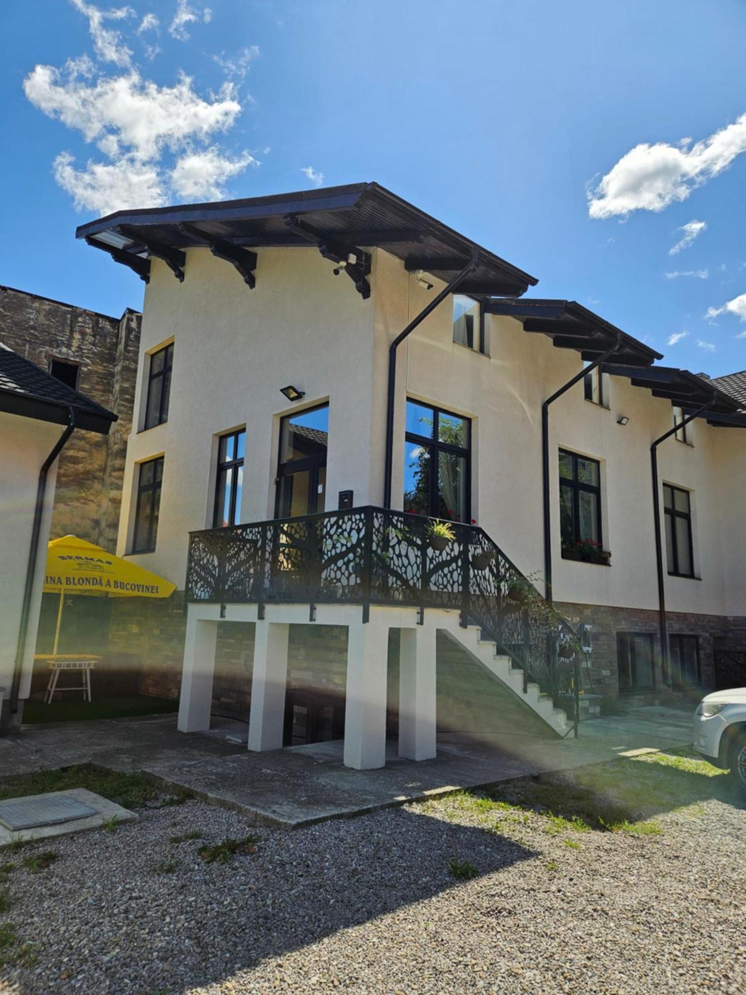 In Longfield Town Panzió Moldvahosszúmező Kültér fotó